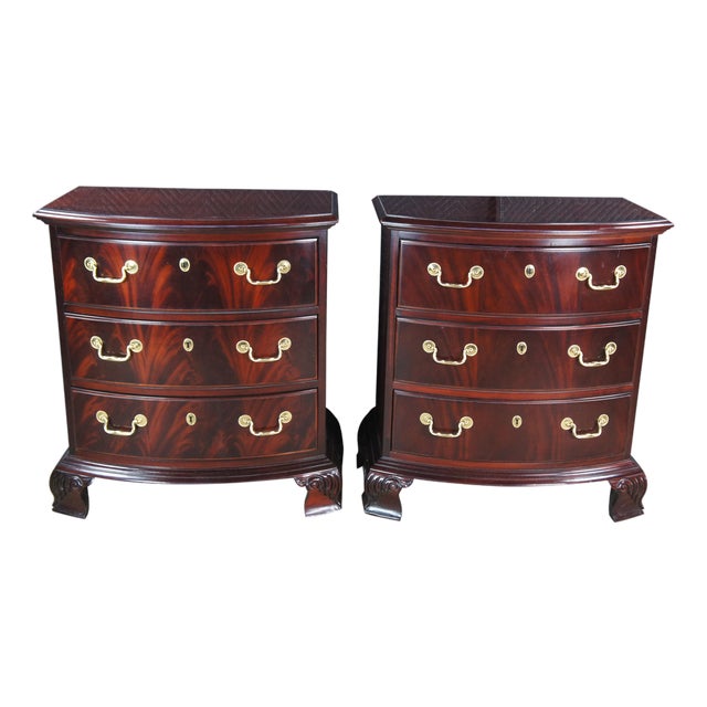 Thomasville 18th Century Flame Mahogany Bow Front Bedside Chests Nightstands, A Pair For Sale