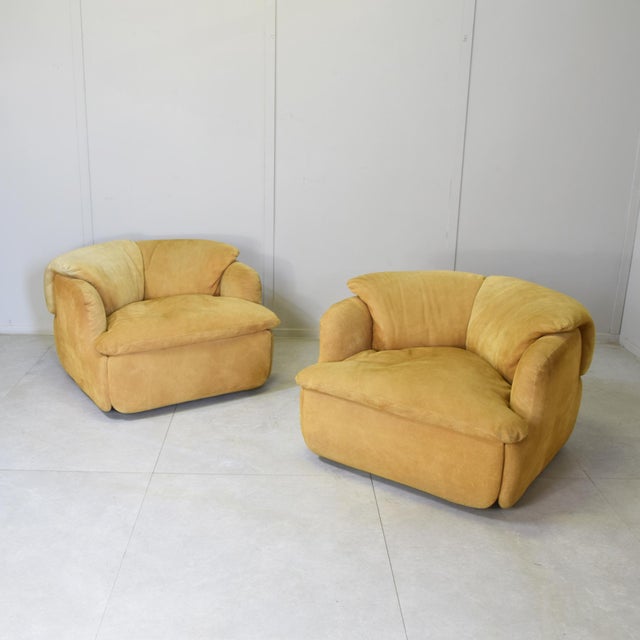Saporiti Italia Confidential Lounge Chairs in Ochre Suede by Alberto Rosselli for Saporiti, 1970s, Set of 2 For Sale - Image 4 of 12