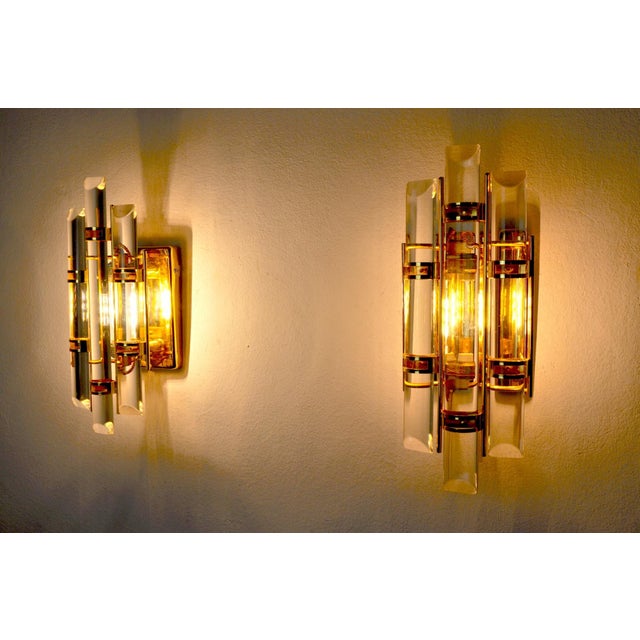 Very nice pair of Venini wall lights produced in Italy in the 70s. Cut glass and gilt metal structure. Unique object that...
