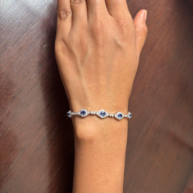 Natural blue sapphire 4.71cts & diamond 1.73cts bracelet in 18k gold For Sale In New York - Image 6 of 18