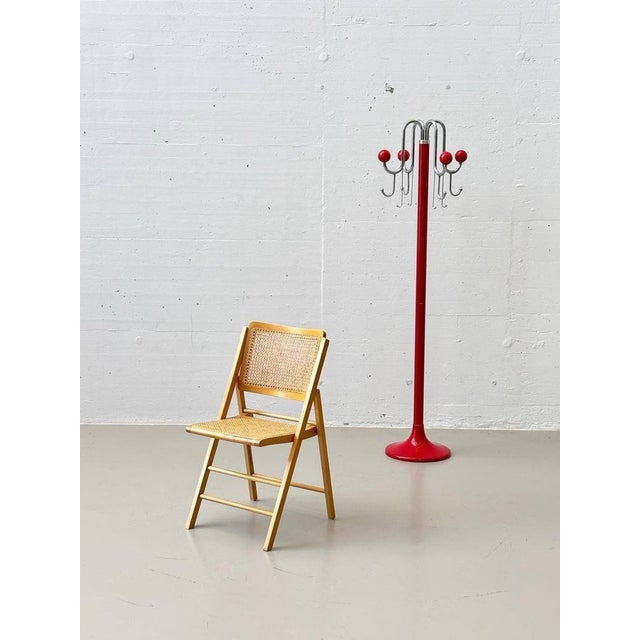 This coat rack is a stylish and functional piece of furniture in a striking mid-century design. it impresses with a...