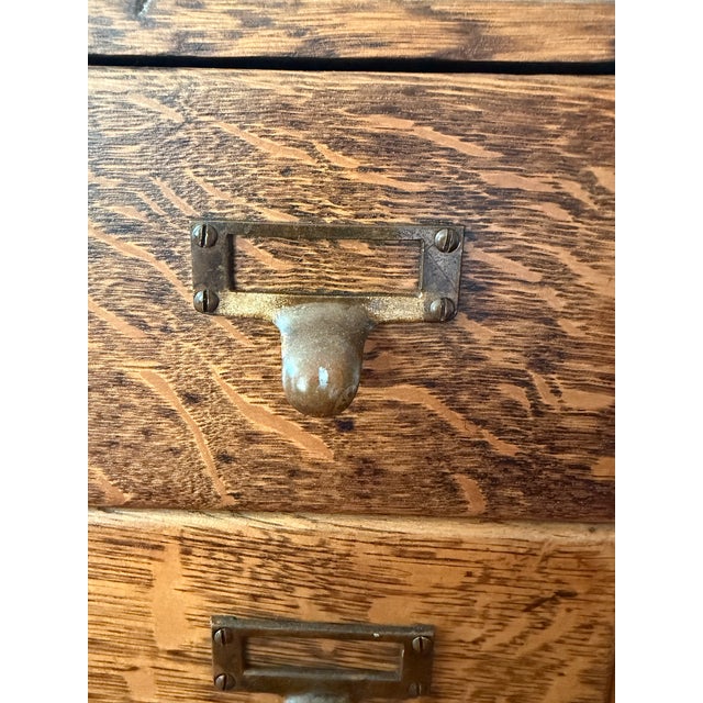 Antique Library Bureau Quarter-Sawn Oak 4-Drawer Card Catalog File Cabinet – Original Brass Hardware For Sale - Image 4 of 17