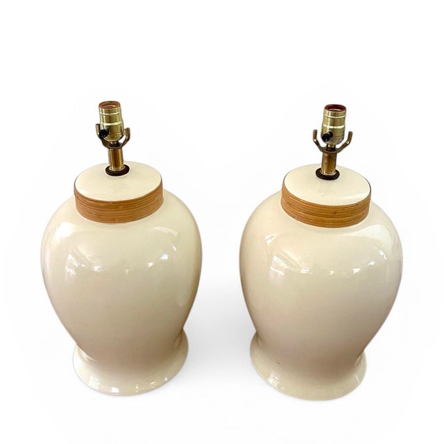 Hollywood Regency Hollywood Regency Ivory Ceramic & Rattan Ginger Jar Table Lamps - A Pair For Sale - Image 3 of 10