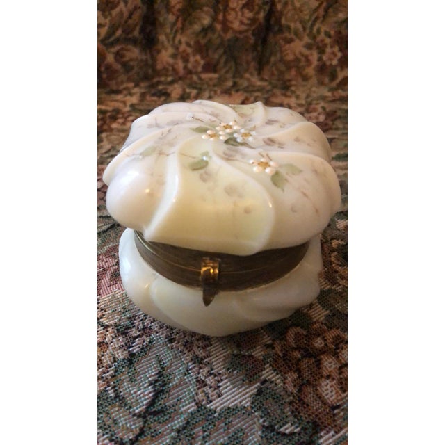 1900 - 1909 Antique Wave Crest Dresser Box – Helmschmied Swirl, Hand-Painted Floral, Original Silk Lining, c.f. Monroe Co. For Sale - Image 5 of 6