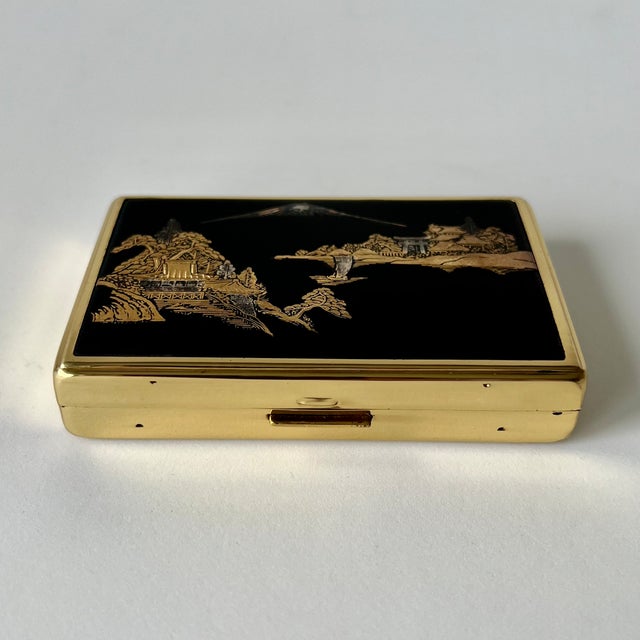 Mid-Century Modern Vintage Musical Powder Compact with Automatic Movement from Clover For Sale - Image 3 of 18