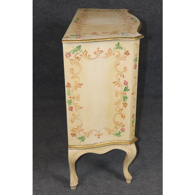 Vintage Italian Venetian Style Creme Painted Decorated and Gilt Commode C. 1950s For Sale In Philadelphia - Image 6 of 14