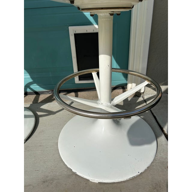 1970s Mid-Century Modern White Tulip Swivel Bar Stools, Umanoff Saarinen Style - Set of 4 For Sale - Image 5 of 9