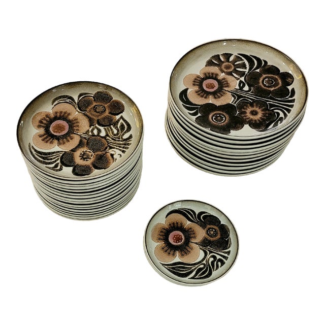 Westbury "Poppy Pattern" Plates, Made in England. The Group Includes - 11 Dinner, 16 Lunch For Sale