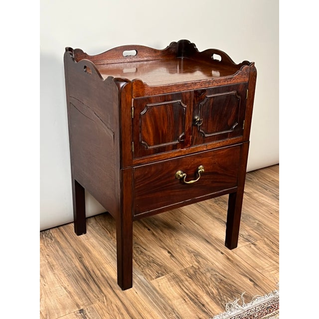 This charming late‑18th‑century George III bedside commode balances refined elegance with practical function. Originally...