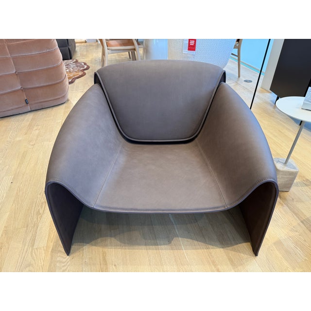 The lightweight and minimal design of the voluminous leather club armchair is rendered more up-to-date. Le Club retains...