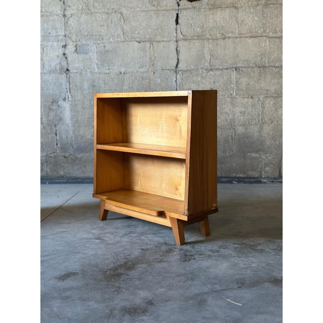 A beautiful pair of pine bookshelves. Circa 1950s. Dovetail details, modern clean lines with tapered legs.