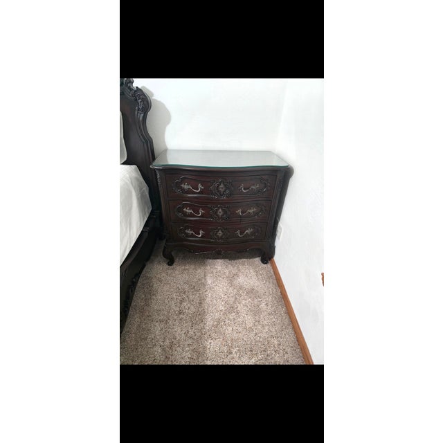 Pristine Henredon Queen 8 Piece Set French Provincial Bedroom Suite For Sale - Image 9 of 18