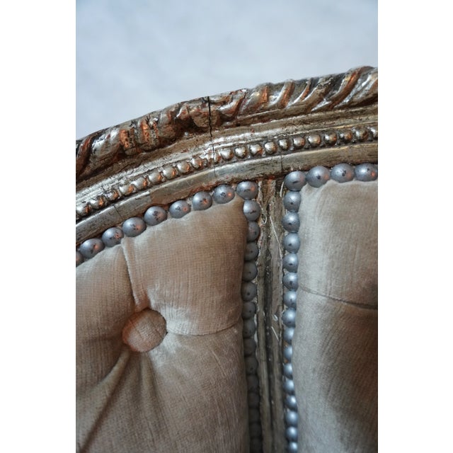 A Pair of 1930s French Carved Silver Gilt Velvet Tufted Settees From Mla For Sale - Image 10 of 18