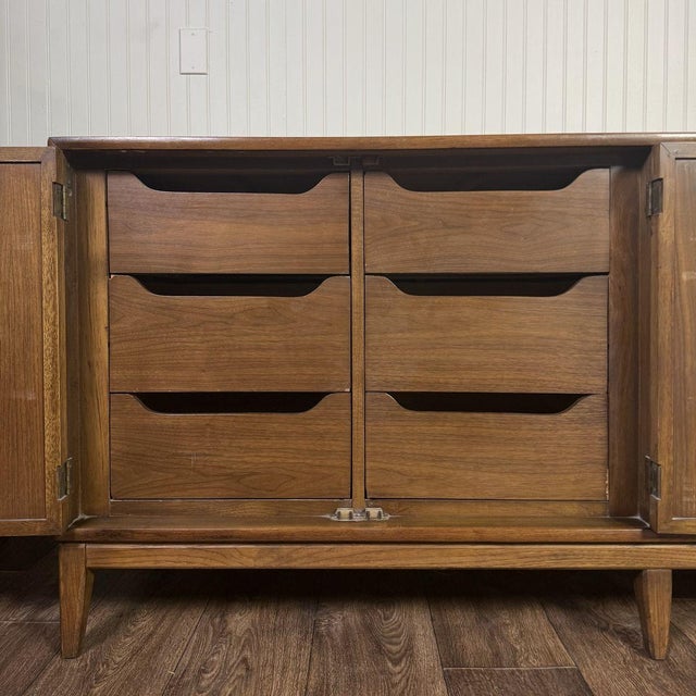 Mid-Century Modern Brutalist-Style Walnut Kroehler Custom Crafter Lowboy Dresser For Sale - Image 9 of 18