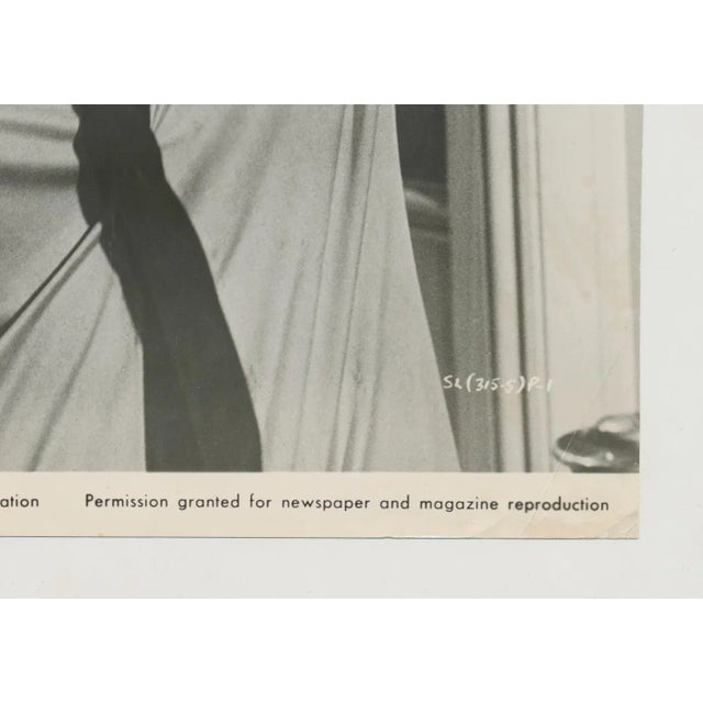 1950s Marilyn Monroe Posing in Studio, 1950s, Photograph For Sale - Image 5 of 6