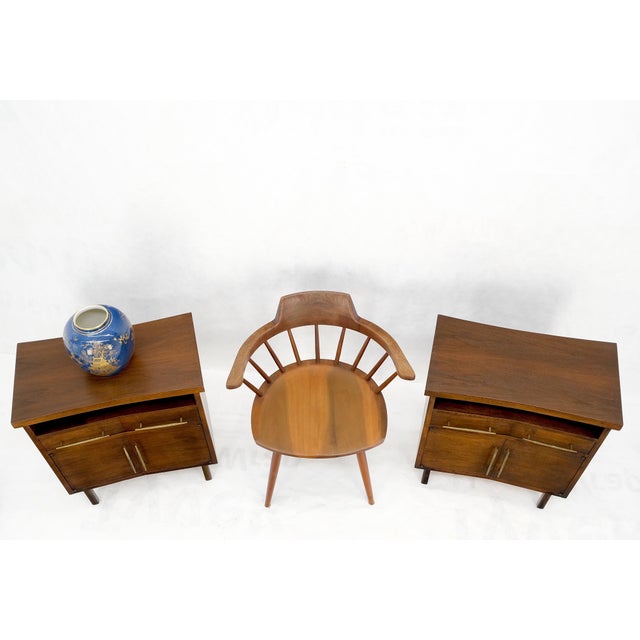 Mid 20th Century Pair of Walnut Solid Brass Pulls Mid-Century Modern Nightstands Cabinets MINT! For Sale - Image 5 of 13