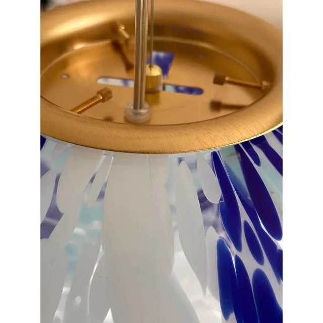 Mid-Century Modern White and Blue Spots Sphere Pendant Light in Murano Glass by Simoeng For Sale - Image 3 of 11