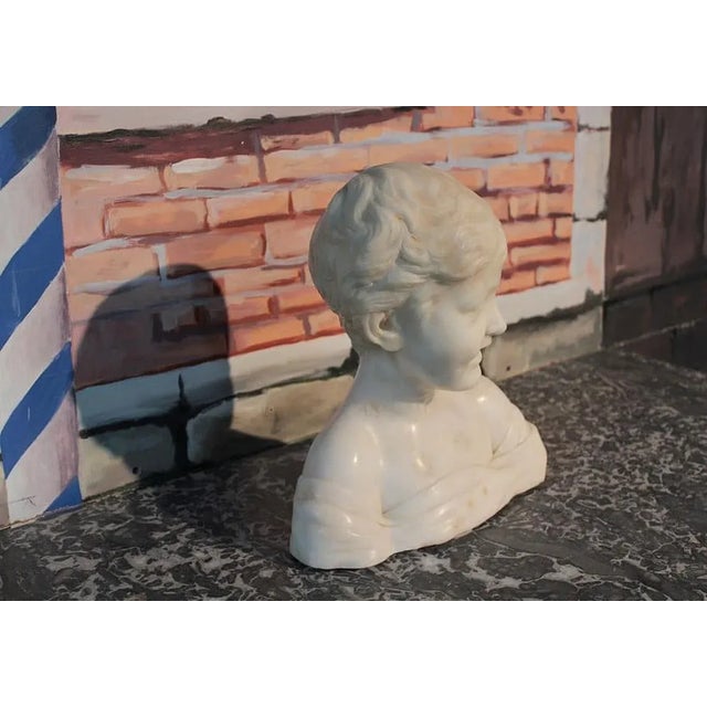 Bust of a child in white marble. 1920 era. In a perfect state. base width 30cm total height 34cm