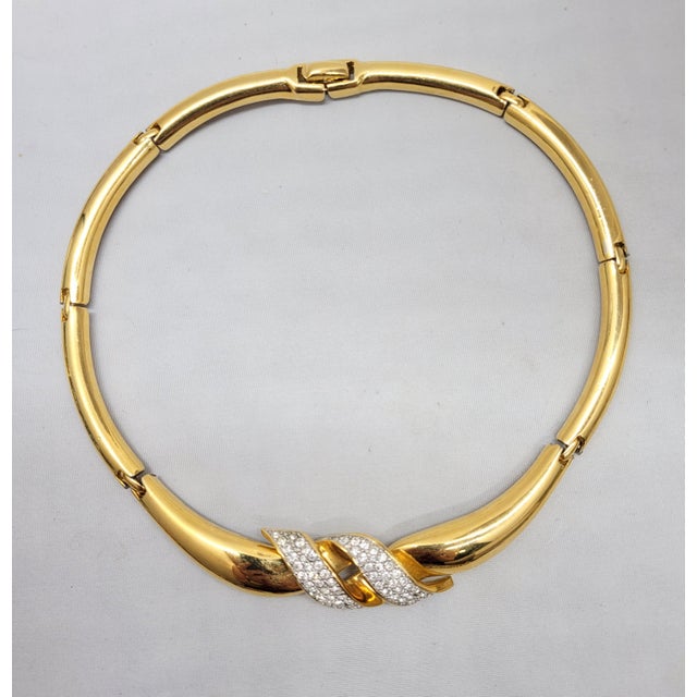 Vintage Signed Crown Trifari Goldtone Pavé Clear Rhinestone Collar Necklace For Sale In Philadelphia - Image 6 of 10