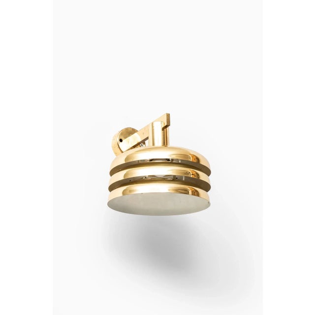 This brass V-361 wall lamp was designed by Hans-Agne Jakobsson and produced in Markaryd, Sweden. Up to 250V (Europe/UK...