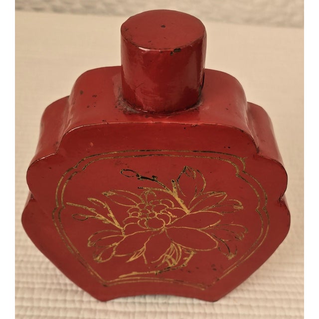 Late 19th Century Collection of Antique Chinese Red Lacquer Trays, Dishes, Boxes and Tea Caddy For Sale In San Francisco - Image 6 of 17