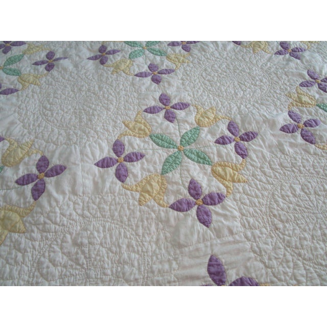 Tulip Wreath Floral Patchwork Quilt Pastel Yellows Purples Greens Appliqué No Holes 1940's For Sale - Image 15 of 16