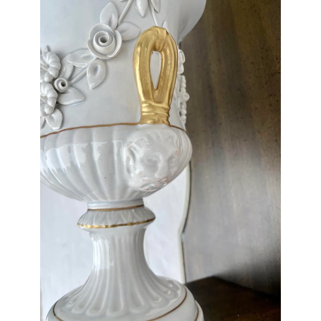 1950s Hollywood Regency Wall Mount Porcelain Urn Lamp Sconce For Sale - Image 11 of 13