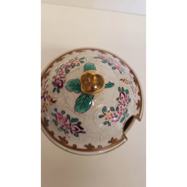 Pretty pink and green colors with gilt trim. Raised white lines typical of Samson and a gilt Pear handle on the lid.
