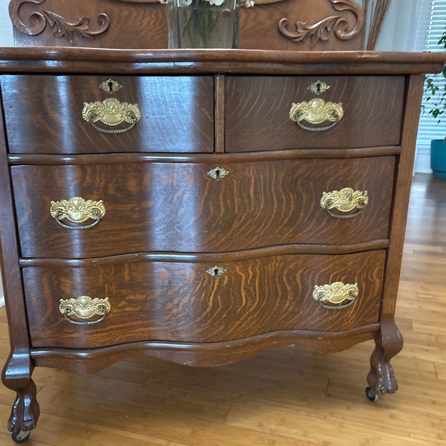 1900 - 1909 Antique Tiger Oak Vanity Dresser With Carved Mirror & Brass Hardware For Sale - Image 5 of 6