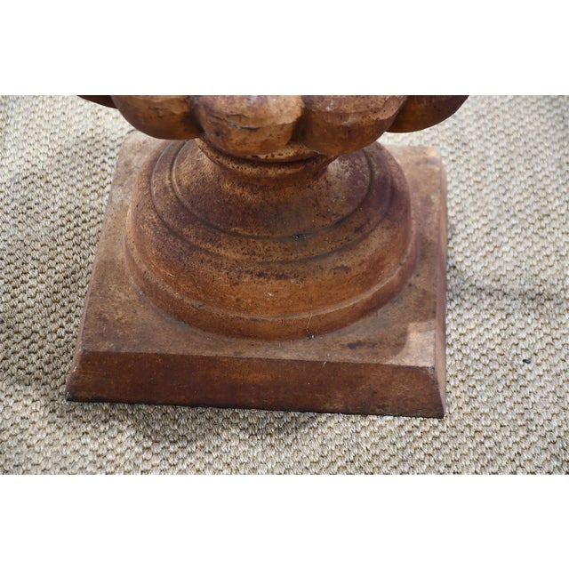 This cast iron garden finial is the perfect accessory to your garden! Made for outdoor, it is the perfect decorative accent