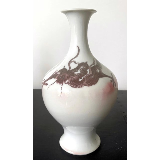 A porcelain vase with dragon design by Japanese imperial potter Makuzu Kozan (1842-1916), circa 1900s. The vase is made in...