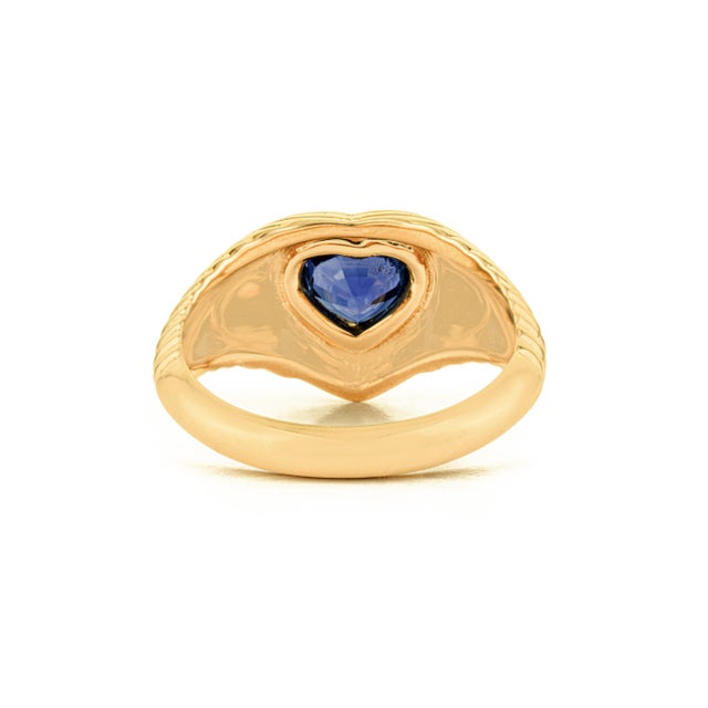 14k Gold Fluted Vintage Dome Ring Size 4 With Heart-Cut Blue Sapphire For Sale - Image 11 of 18