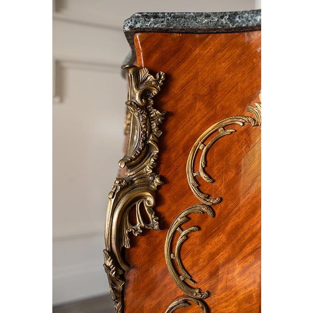 Pair Vintage French Louis XV Bombé Chests, Marble Top Commode Nightstands For Sale In Minneapolis - Image 6 of 18