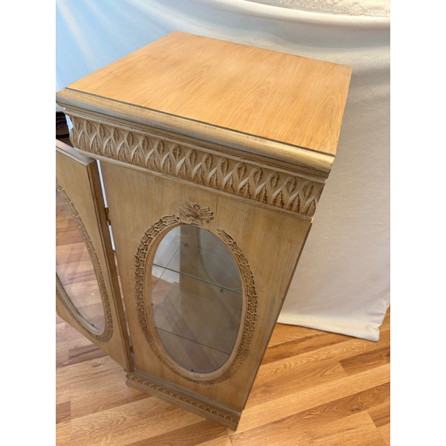 Mid-Century Modern 1980's Ethan Allen Style Blonde Pier-Curio Cabinet, With Handcrafted Wood Details For Sale - Image 3 of 7