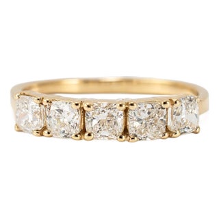 18k Yellow Gold 1.26ct Cushion Lab Grown Diamond Shared Prong Wedding Band Ring, Size 7.5 For Sale