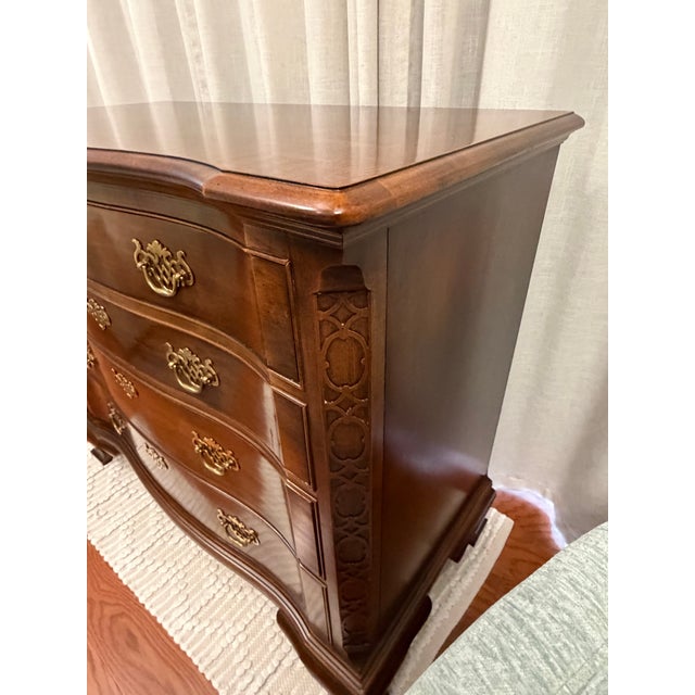 Henredon Vintage Henredon Georgian-Style Serpentine Chest With Carved Fretwork For Sale - Image 4 of 10