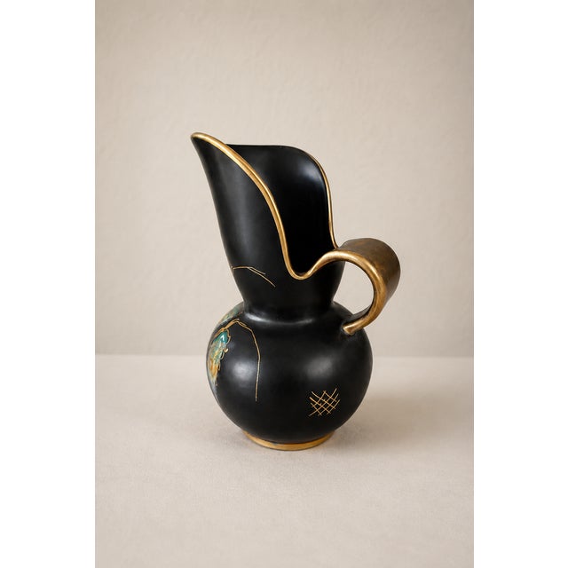 A superb collectors piece for your interior. This vintage decorative jug was produced by the famous Regina Gouda factory...