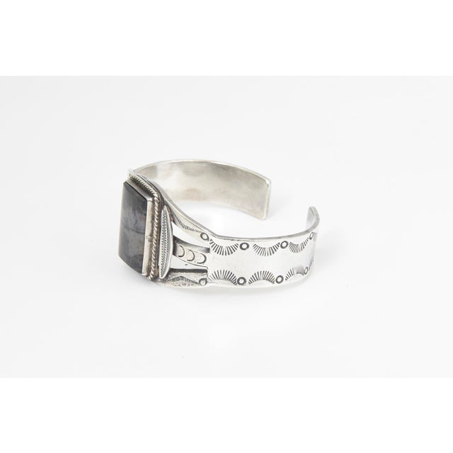 Rustic Mid 20th Century Southwestern Fred Harvey Style Sterling Silver and Petrified Wood Cuff Bracelet For Sale - Image 3 of 10