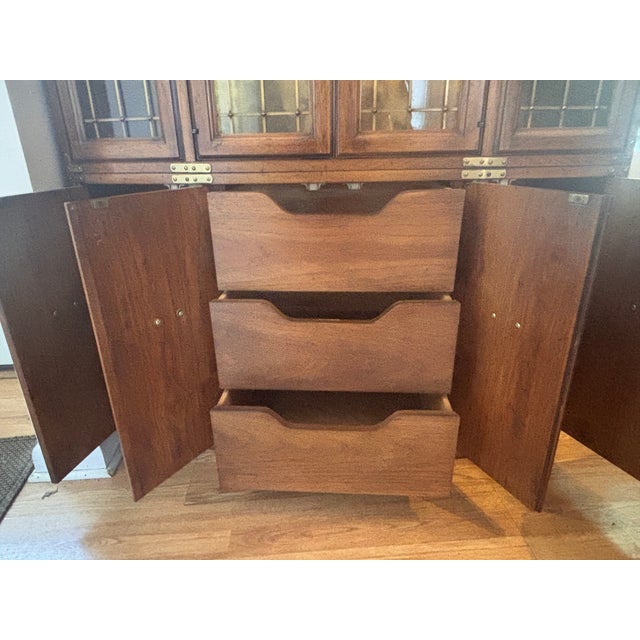 Beautifully crafted and timeless, this Drexel Oxford Square china cabinet (Model 926-416-6) features classic early-80s...