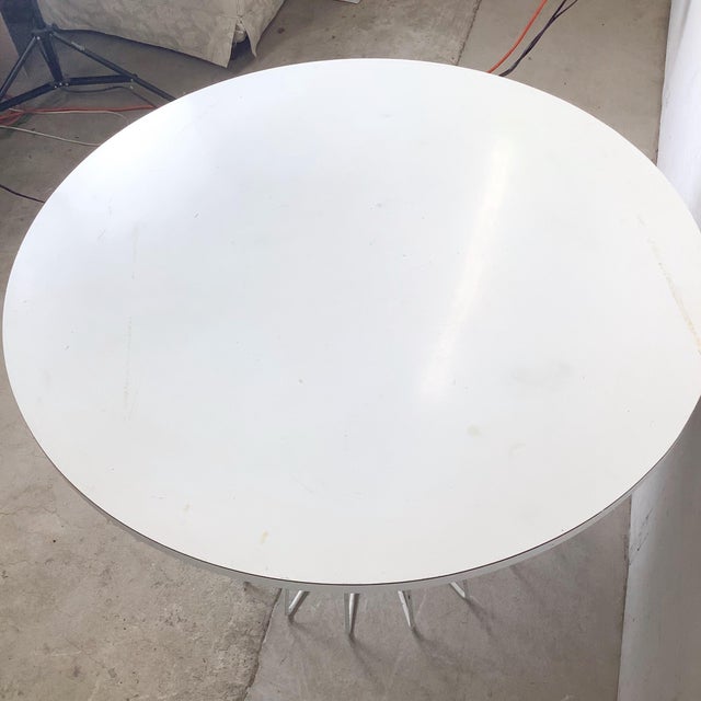 Knoll Round White Dining Table With Knoll-Style Wire Base For Sale - Image 4 of 12