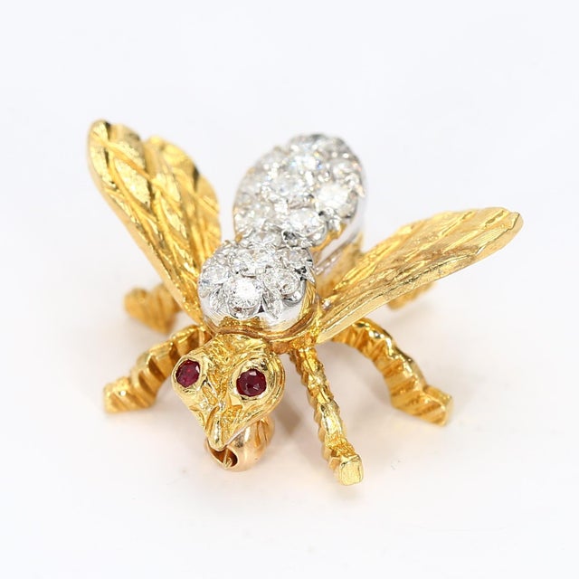 Contemporary 18k Yellow Gold Bee Pin With Ruby Eyes & Diamonds For Sale - Image 3 of 4