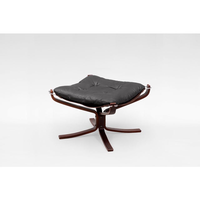 1970s Set of Vintage Falcon Chairs and Ottoman in Brown Leather and Plywood by Sigurd Ressell for Vatne Møbler, 1970s For Sale - Image 5 of 7