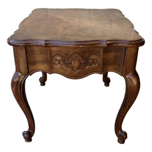 Late 20th Century Bernhardt French Provincial Side Table / End Table With Burlwood Inlay Scallop Top For Sale