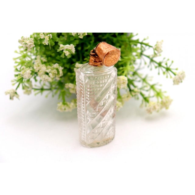 Perfume Bottle in Glass and 15 Karat Gold For Sale - Image 4 of 6