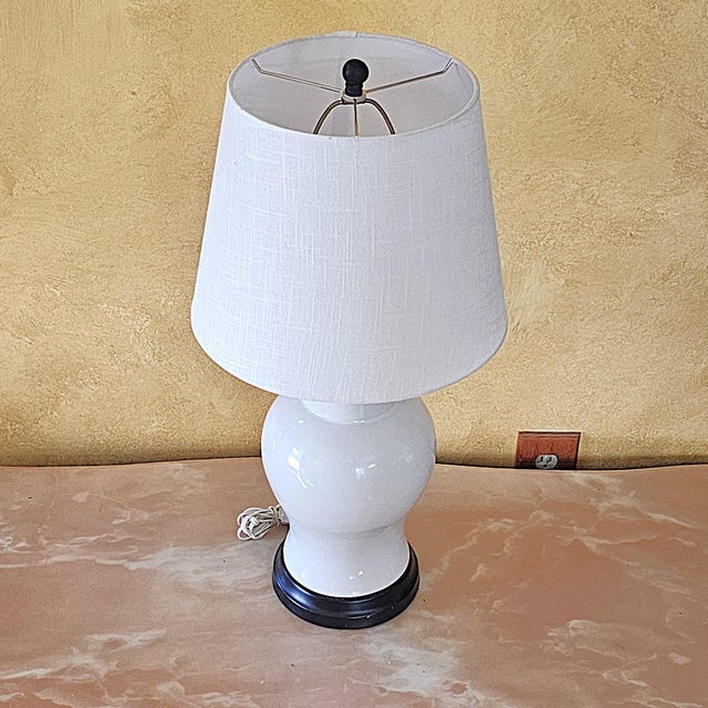Late 20th Century Vintage White Ceramic Chinoiserie Temple Jar Table Lamp With Black Base For Sale - Image 5 of 18