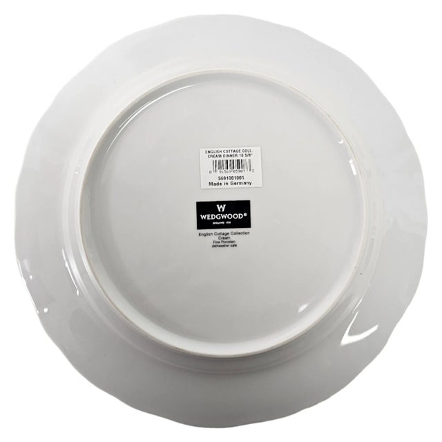 Mid-Century Wedgwood Porcelain Dinner Plate English Cottage Pattern England 10" For Sale In San Francisco - Image 6 of 7