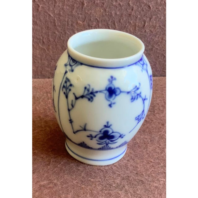 Tiny bud or toothpick sized vase; iconic Musselmalet traditional pattern.