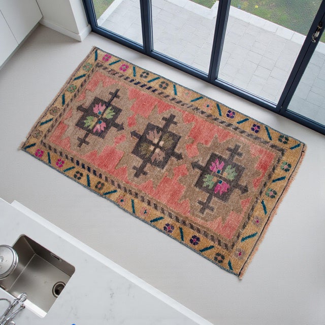 Add a touch of authentic Anatolian charm to your home with this exquisite vintage Oushak mat. Featuring beautifully aged...