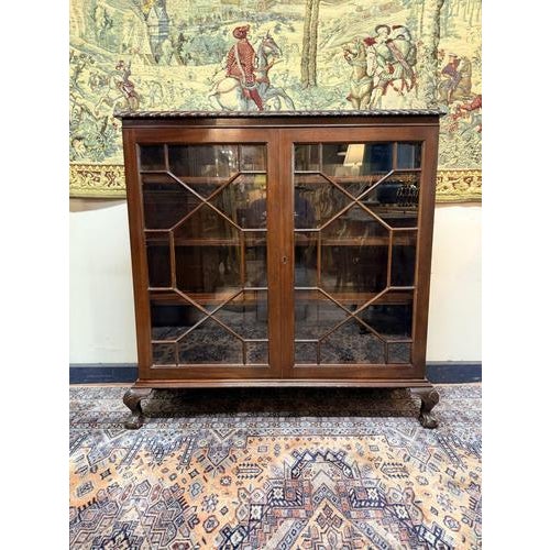 Wood Edwardian Style Display Cabinet in Glazed Mahogany For Sale - Image 7 of 7