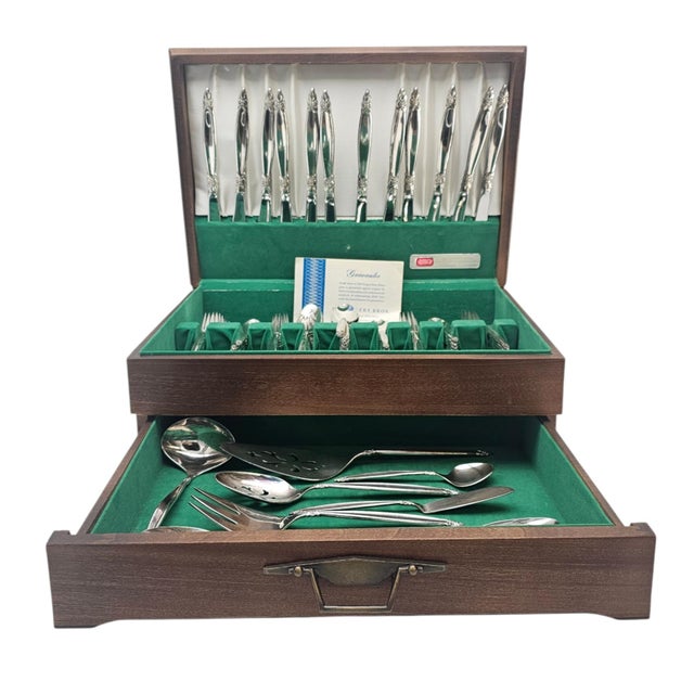 1847 Rogers Bros Garland Silverplate Flatware Service — 80pc With Wood Chest For Sale - Image 9 of 13